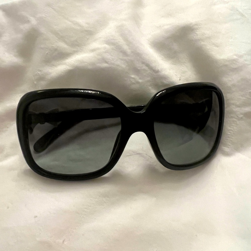 💯authentic pair of CHANEL bow Sunglasses in Black and White.
